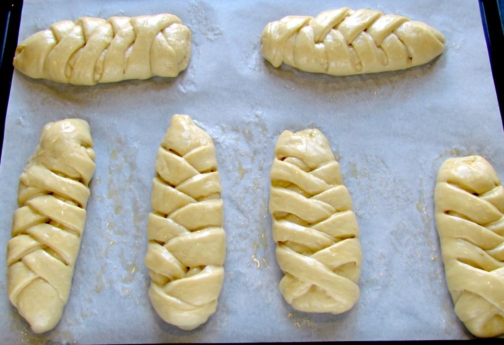 לחמניית נצרים דנית עם גבינה ונקניק (תנור)