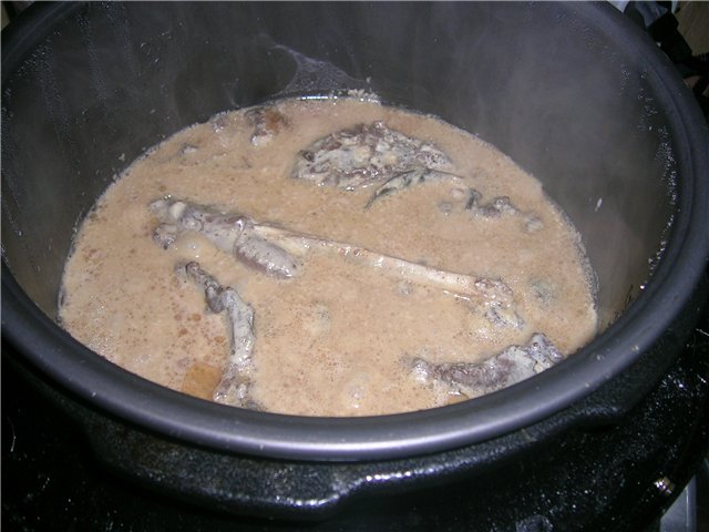 Rabbit with mushrooms in creamy sauce (pressure cooker Polaris 0205 AD)
