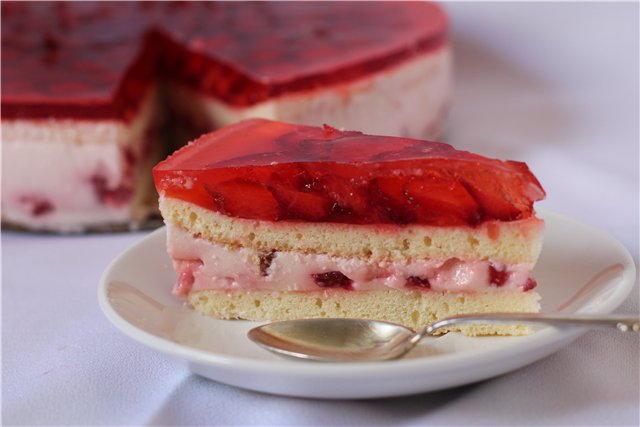 Strawberry pleasure cake