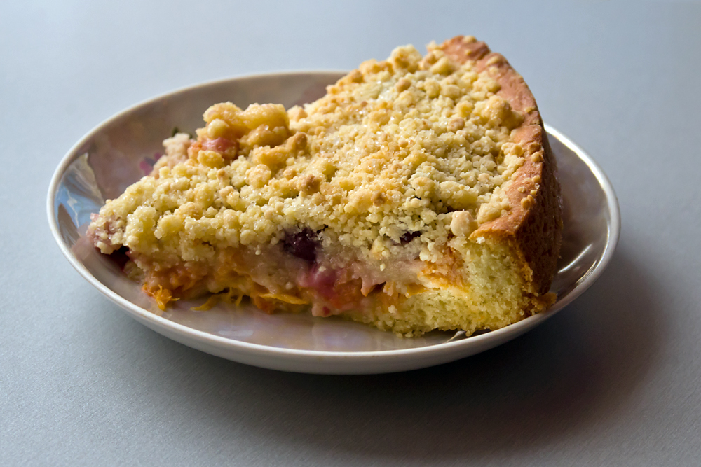 Shortcake with fruit and streusel