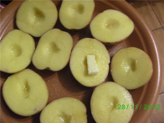 תפוחי אדמה אורחים בפתח (אפויים במיקרוגל)