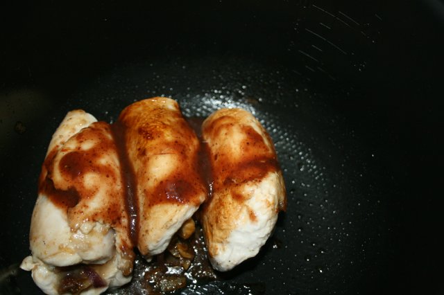 Rollitos de pollo festivos con higos y cebollas caramelizadas