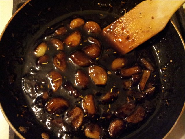 Focaccia con aglio e rosmarino a lievitazione naturale.