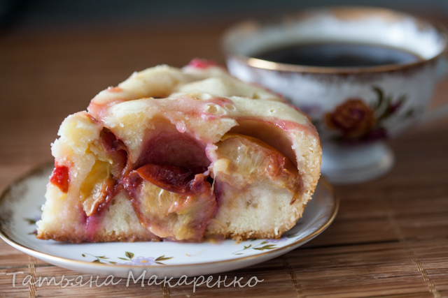Pie with plums in Brand 6051 pressure cooker