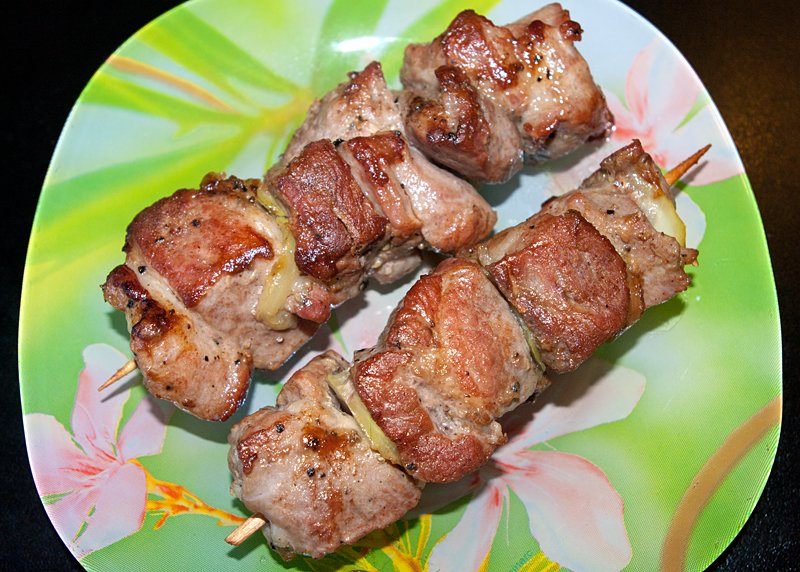 Jugoso shish kebab de carne magra
