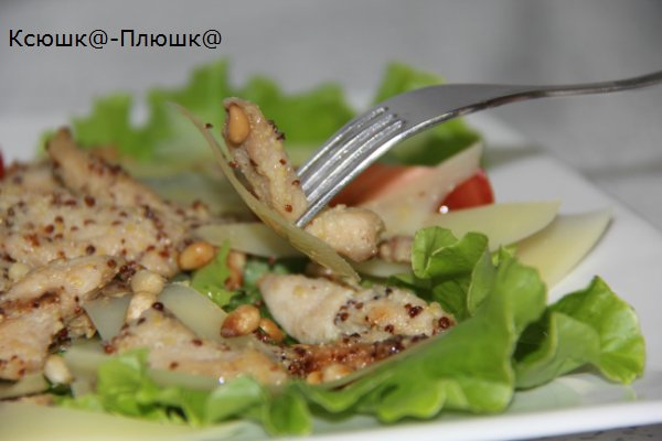 Chicken salad with pine nuts