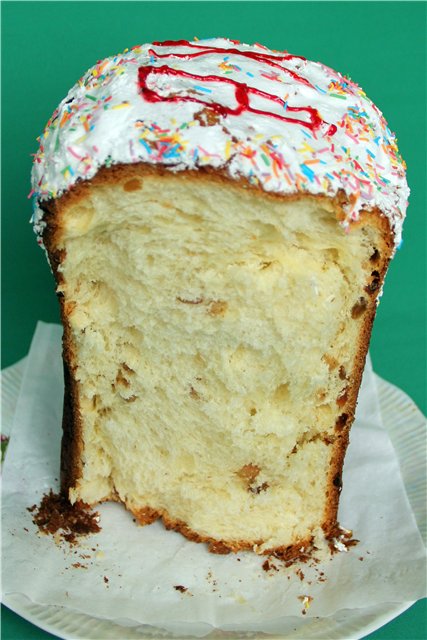 كعكة عيد الفصح في آلة الخبز في اثنين من علامات التبويب