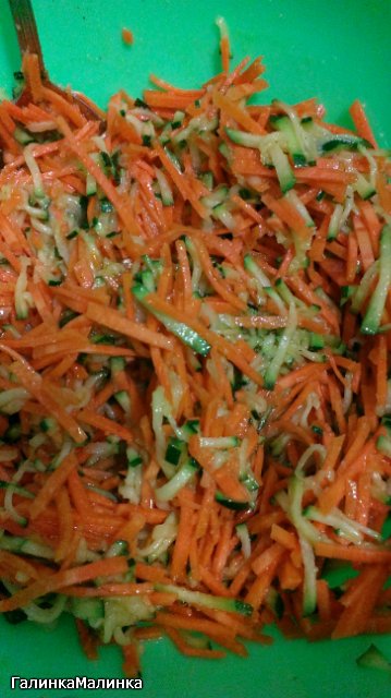 Mezcla de ensalada de calabacín y zanahoria