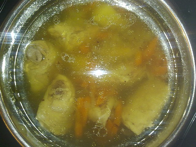 Sopa de pollo en una olla de cocción lenta Steba