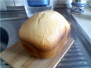 Pan de trigo con crema agria y suero en una panificadora
