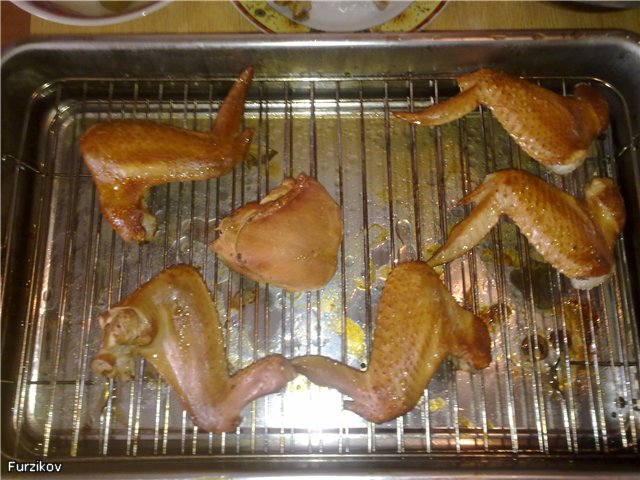 Alitas de pollo en un ahumadero