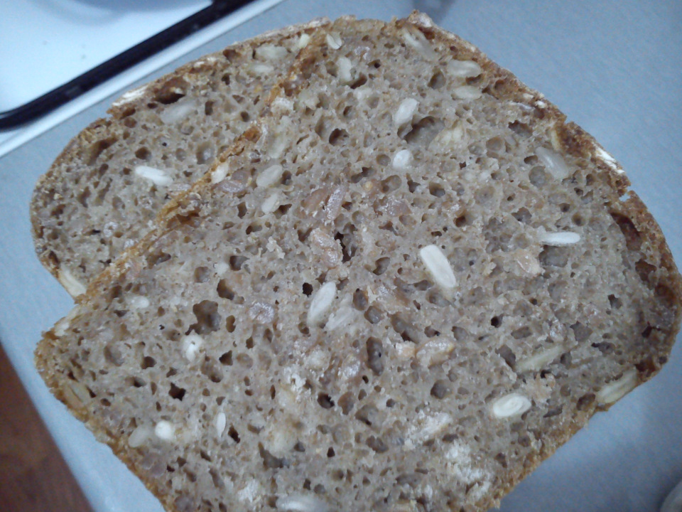 خبز الجاودار المصنوع من دقيق القمح الكامل