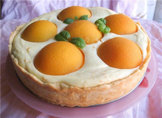 Pie with cottage cheese and apricots