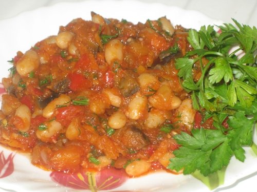 Spicy beans with vegetables for the winter