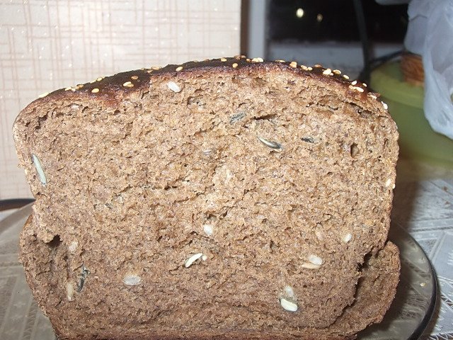 Simple sourdough bread without yeast added in the bread maker