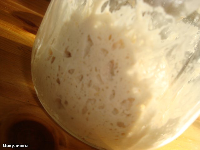 Wheat bread on rye kvass wort and ripe dough