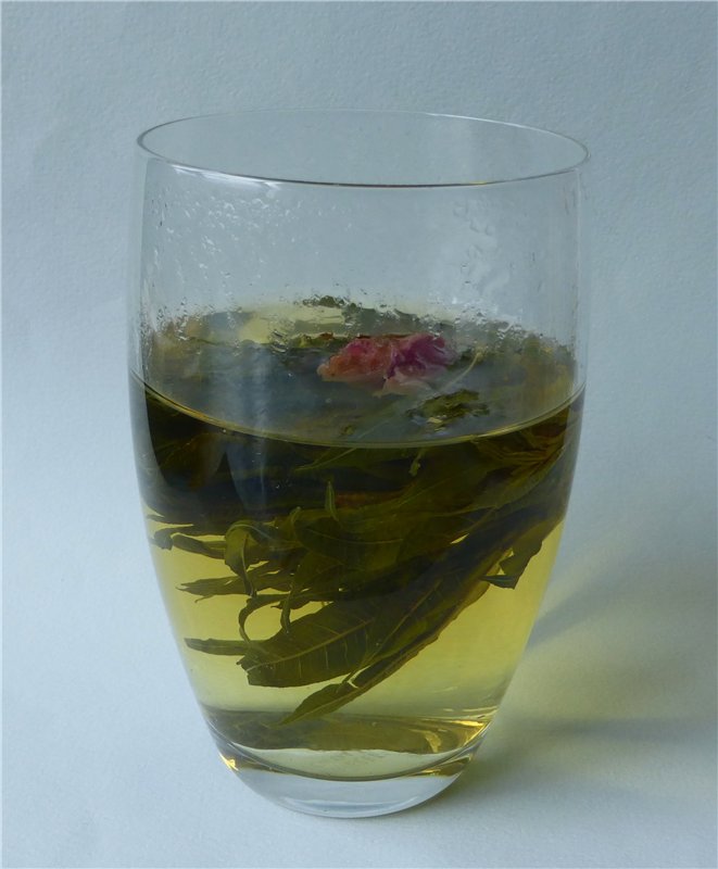 תה ערבה מותסס קשור עם תוספים שונים