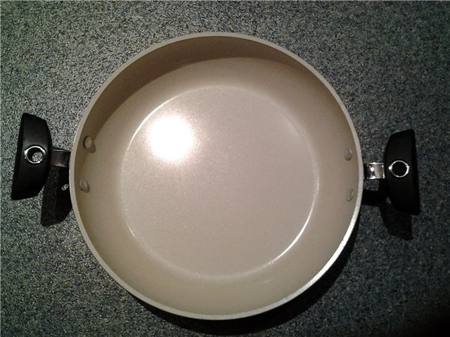 Frying pan with ceramic coating