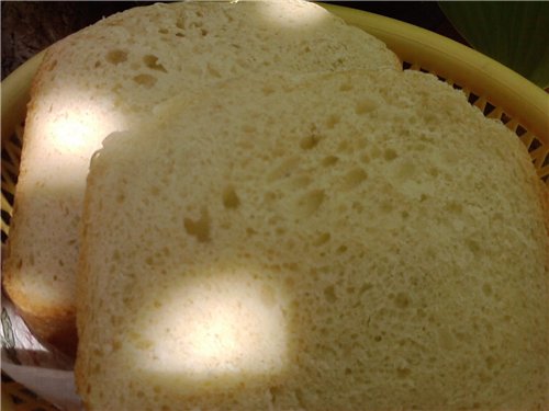 Pan de patata sobre pasta choux en una máquina de pan
