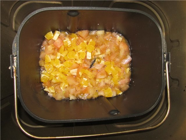 Ongebruikelijke gelei van onrijpe tomaten met sinaasappel en gember uit de tekenfilm Masha and the Bear (in een broodmachine)