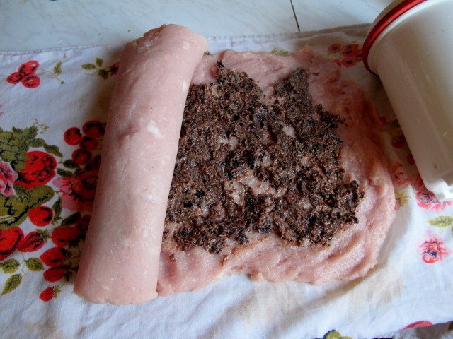 רולדת טורקיה עם שזיפים מיובשים (בשר חזיר טסקומה)