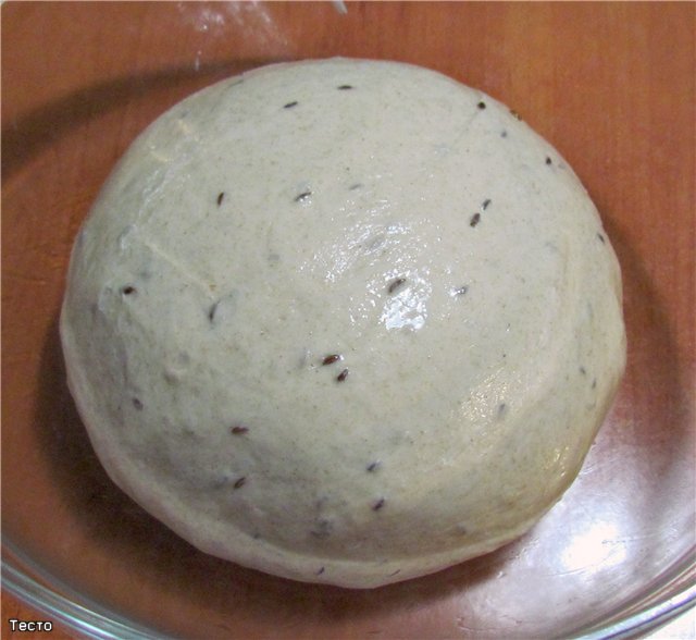 Litouwse tarwe-rogge vla met karwijzaad (Sventine duona) in de oven