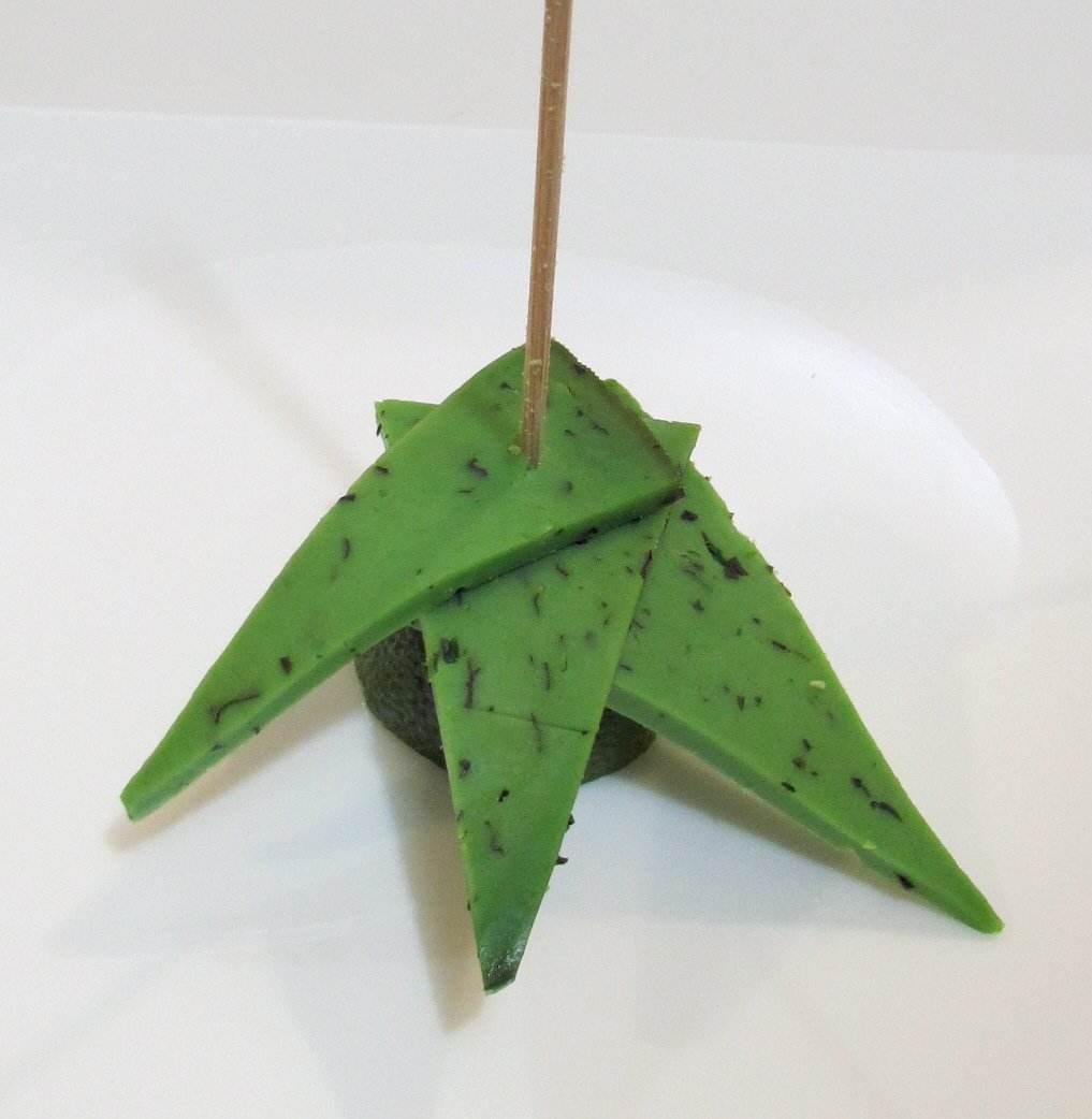 شجرة عيد الميلاد مصنوعة من الجبن الأخضر