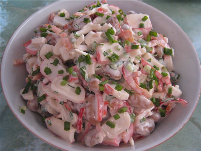 Crab stick salad with beans and paprika