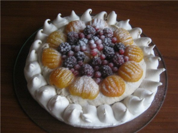 Pastel de merengue con frutas
