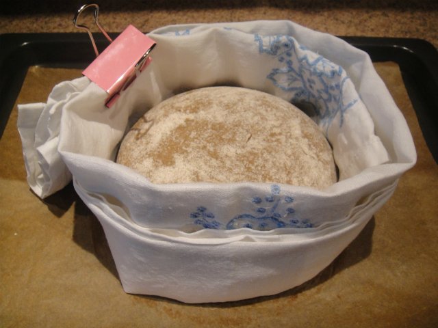 خبز الجاودار محلي الصنع مع العجين المخمر (الفرن)