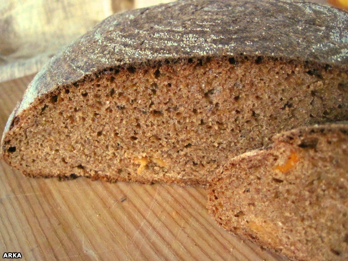 Whole grain bread with dried fruits