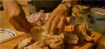 עוף עם תפוחי אדמה שנאפה בתנור לגמרי מתוך הסרט Le fabuleux destin d`Amelie Poulain (Amelie)