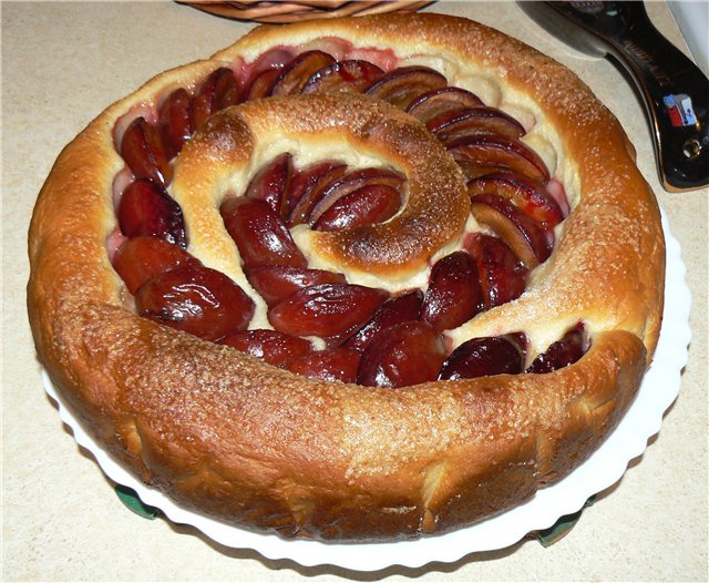 Spiral pie with poppy seeds and plums