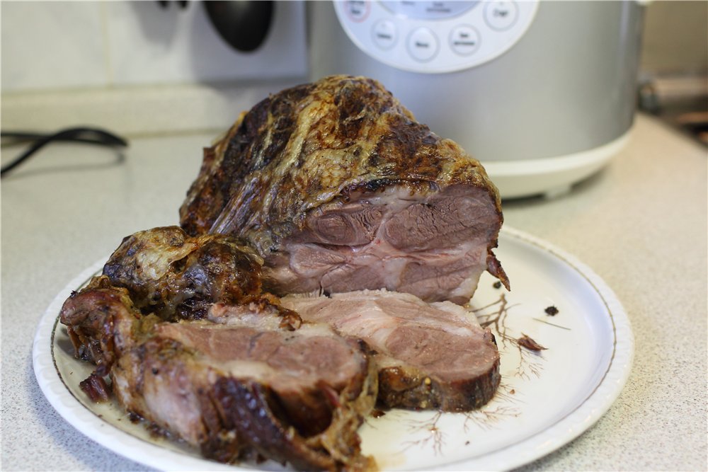 Carne de cerdo en rejilla horneada en heno