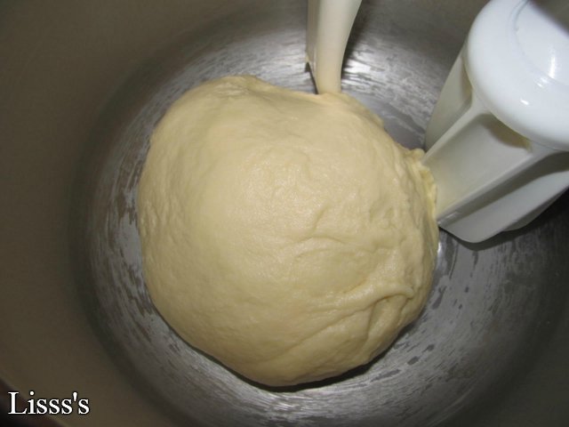 Kneading dough in Ankarsrum Original