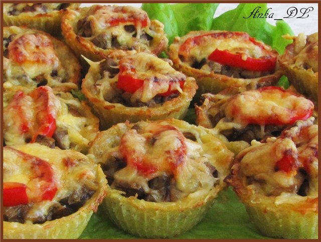 Pastry baskets for potato pancakes with mushroom filling and cheese