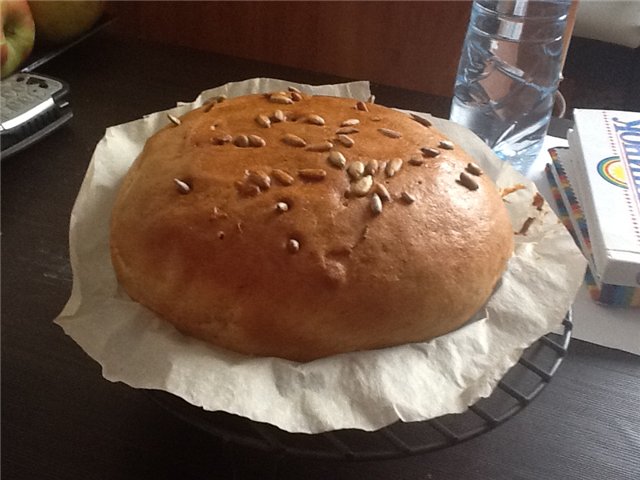 Párolt teljes kiőrlésű kenyér a oursson konyhai processzorában