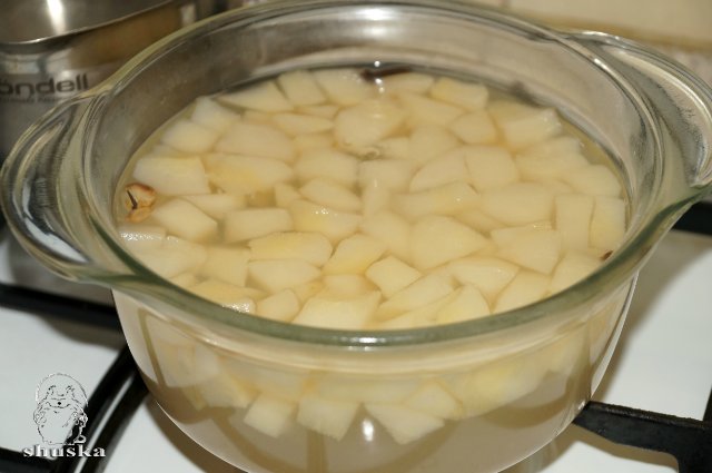 Krémes leves körtével és tésztával (Zupa gruszkowa z makaronem)