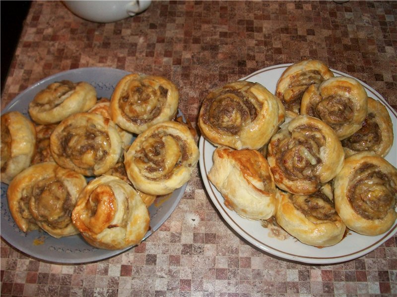 Burekas (puff pastry rolls with minced meat)