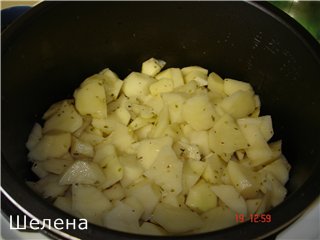 Patatas guisadas y salchichas para freír - un plato a dúo (olla a presión Polaris 0305)