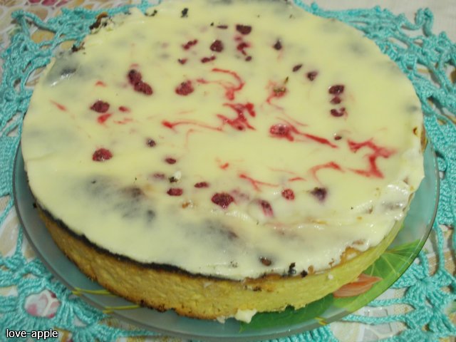 Raspberry pie in sour cream filling