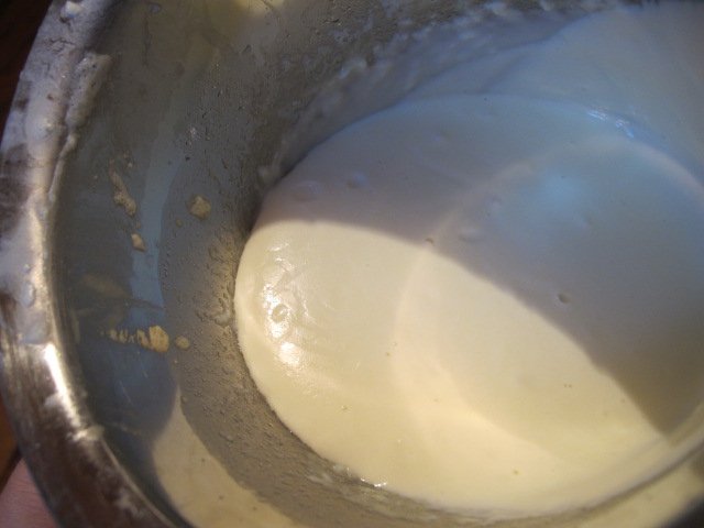 Queso procesado casero en una olla de leche.