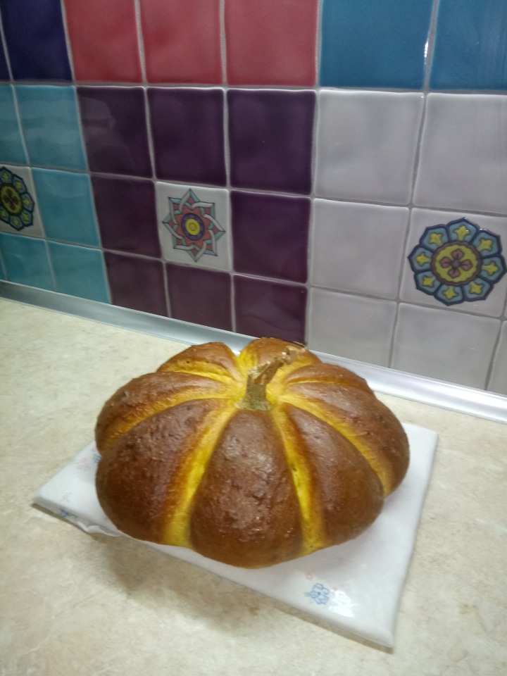 Pumpkin-shaped pumpkin bread with spelled flour, pumpkin seeds, pumpkin seed oil and turmeric