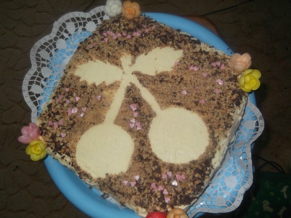 Pastel plyatsok con cerezas y semillas de amapola