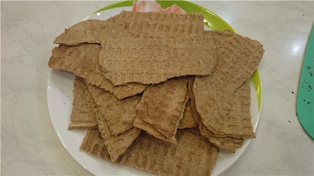 Tarwe-rogge chips of fincrisps in een wafelijzer voor dunne wafels