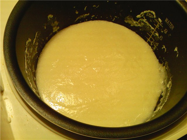 Porridge di semolino in una pentola a cottura lenta