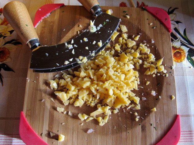 Gehakte schnitzels met kaas en kruiden