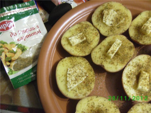 תפוחי אדמה אורחים בפתח (אפויים במיקרוגל)