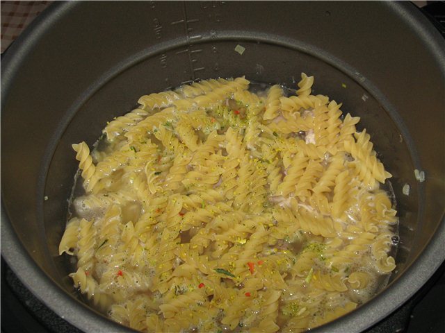 Figured pasta with meat in the Comfort Fy 500 pressure cooker