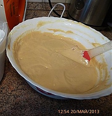 Cottage cheese ovenschotel met gekookte gecondenseerde melk in een multikoker merk 37501